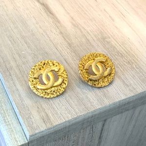 Beautiful fashion wide stud earrings